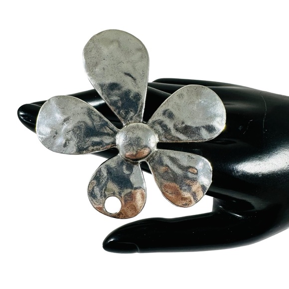 Giant 60s vibe totally adjustable Silvertone pop daisy ring - Picture 5 of 6